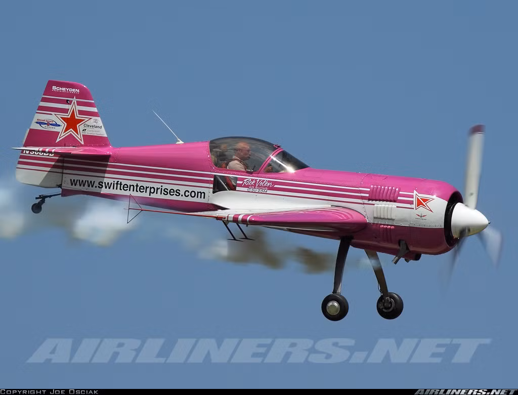 Trọng lượng rỗng của chiếc máy bay thể thao này thậm chí còn không nặng bằng một chiếc xe hơi với chỉ 700 kg. Với một động cơ cánh quạt Vedeneyev M-14P có công suất 360 hp, chiếc máy bay này có thể cất cánh với trọng lượng tối đa khoảng 962 kg và có tốc độ tối đa 450 km/h. Nguồn ảnh: Airliners