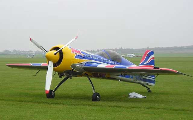 Khác với toàn bộ những người anh em của mình trong dòng Su-2x, máy bay Su-26 là chiếc chiếc phi cơ duy nhất thuộc họ hàng Sukhoi thiết kế để trở thành một chiếc máy bay nhào lộn thể thao (chiếc Su-29 được phát triển dựa trên việc cải tiến lại chiếc Su-26 này). Nguồn ảnh: Aircraft.