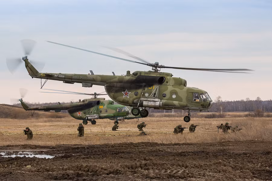 Các binh sĩ nhanh chóng chiếm lĩnh vị trí đổ quân, sau đó trực thăng nhanh chóng bay lên để yểm trợ từ trên cao. Ảnh: Arms Expo.