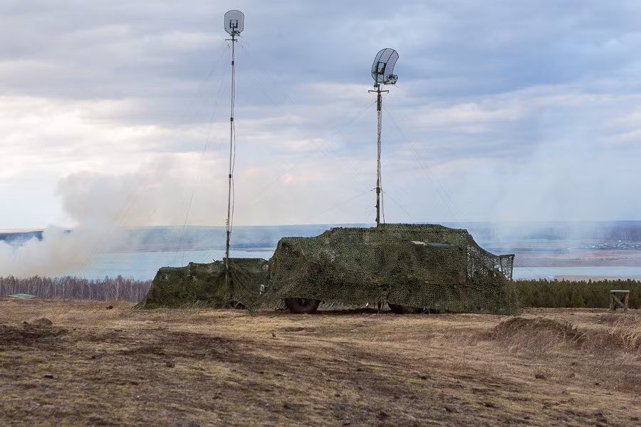Xe radar lưu động được phủ lưới ngụy trang kỹ càng phát sóng sục sạo mục tiêu. Ảnh: Arms Expo.