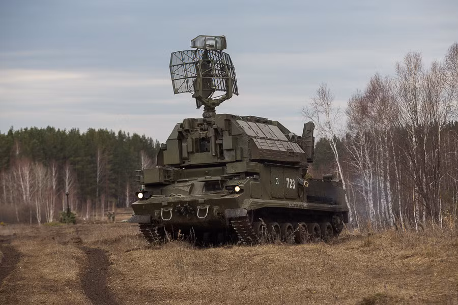 Tổ hợp tên lửa phòng không di động tầm thấp Tor bảo vệ đội hình chiến đấu trước các mối đe dọa từ trên không. Ảnh: Arms Expo.