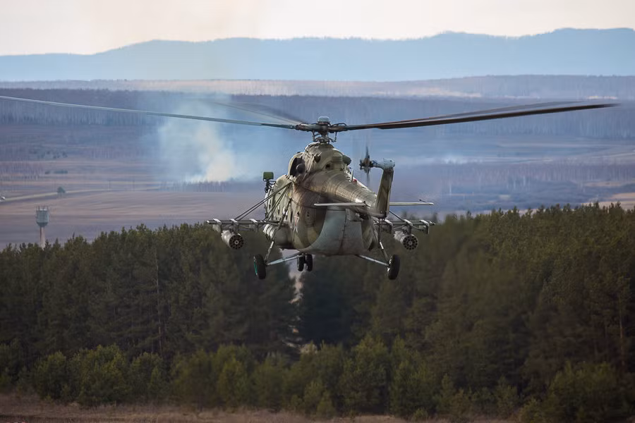 Trực thăng vũ trang Mi-8 chở quân đổ bộ chiếm lĩnh trận địa. Trực thăng này được trang bị thêm 4 cụm phóng rocket để chi viện hỏa lực từ trên không cho nhóm đổ bộ. Ảnh: Arms Expo.