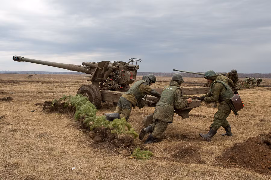 Đơn vị pháo binh Nga nhanh chóng triển khai đội hình chiến đấu để yểm trợ hỏa lực từ xa. Ảnh: Arms Expo.