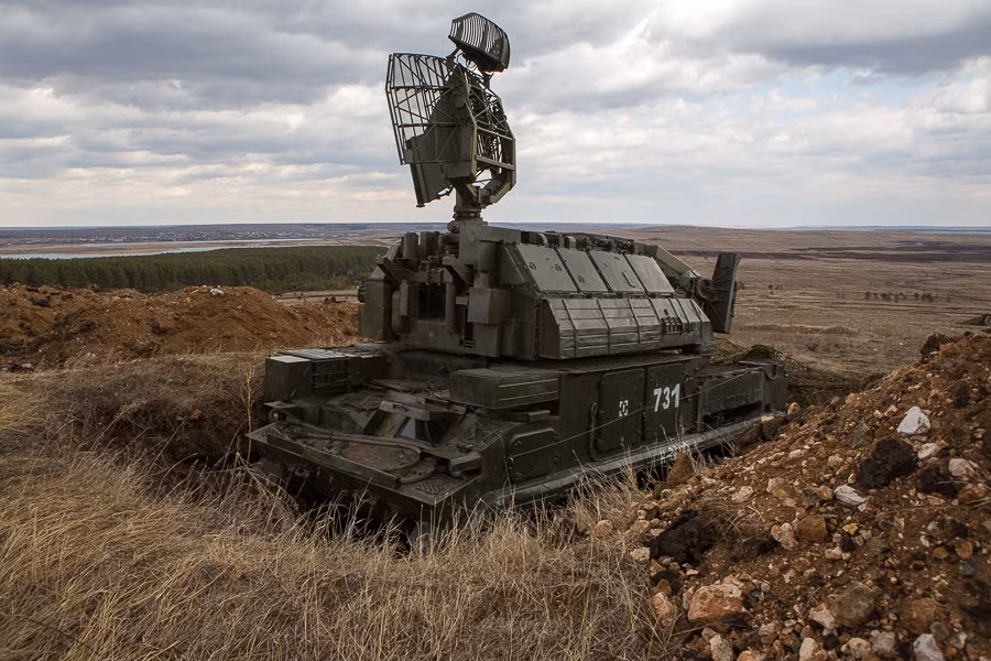 Mỗi xe mang phóng Tor chứa 8 đạn tên lửa 9M331 với tầm bắn 12 km, tầm cao 6 km, phiên bản nâng cấp sử dụng tên lửa 9M338 với tầm bắn 16 km, tầm cao 10 km. Ảnh: Arms Expo.