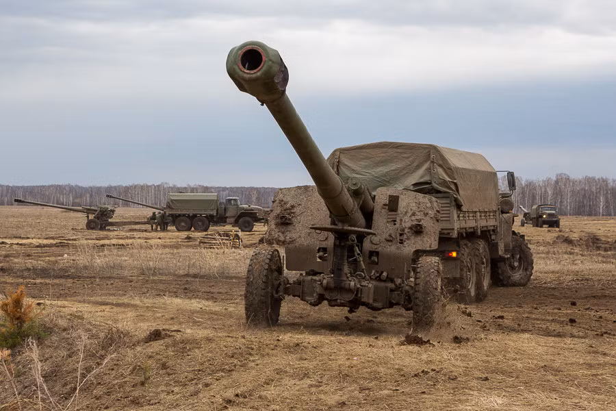 Sau đó, khẩu đội pháo nhanh chóng cơ động rút khỏi vị trí để tránh bị đối phương phản pháo và chuyển sang vị trí yểm trợ khác. Đây là chiến thuật cơ bản trong tác chiến hiện đại. Ảnh: Arms Expo.