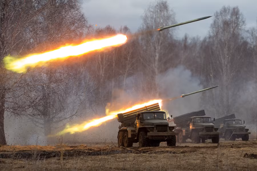 Các xe phóng đồng loạt dội bão lửa lên mục tiêu. Rocket phóng loạt có thể phóng hàng chục, thậm chí hàng trăm tên lửa vào mục tiêu chỉ trong vài giây, tạo mật độ hỏa lực dày đặc, khiến đối phương hoảng sợ. Ảnh: Arms Expo.