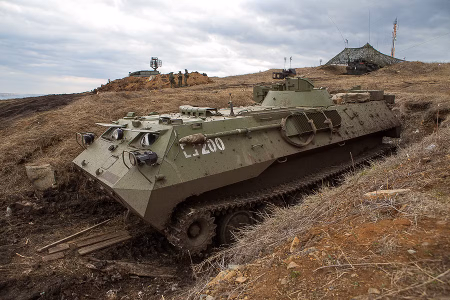 Xe chỉ huy lưu động được ngụy trang trong công sự để đảm bảo kiểm soát toàn bộ hoạt động chiến thuật trên trận địa. Ảnh: Arms Expo.