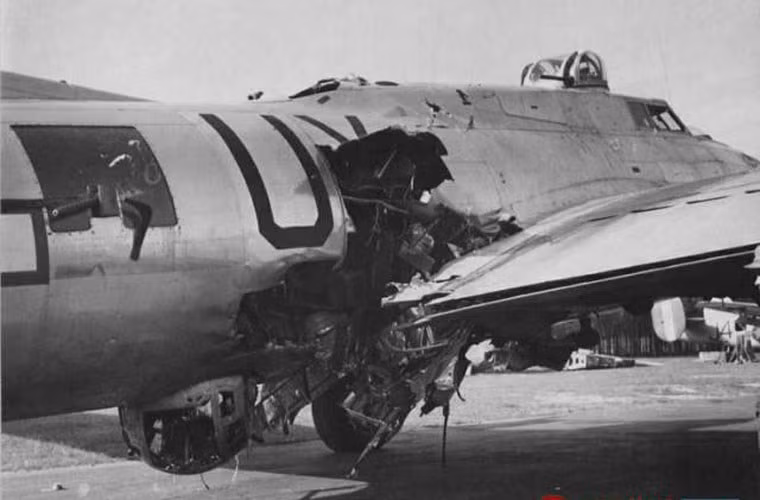 Hay cả khi bị tấn công rách tươm phần gốc cánh, B-17 vẫn "ung dung" hạ cánh tại căn cứ sau phi vụ tấn công. Nguồn ảnh: 中国新闻