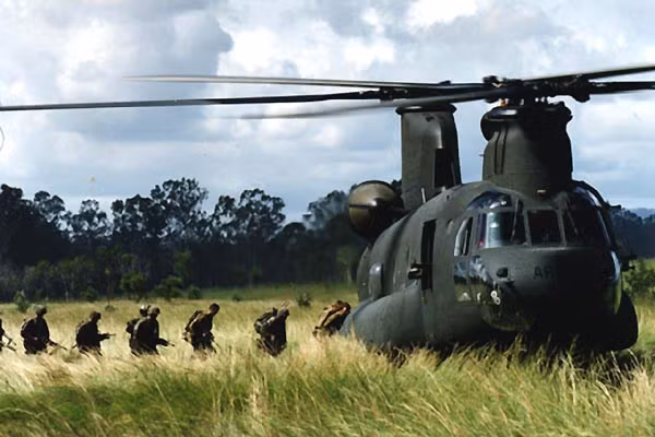 Được sản xuất suốt từ năm 1962 tới nay, Boeing CH-47 Chinook được coi là một trong những chiếc trực thăng vận tải thành công nhất lịch sử của Mỹ. Tốc độ cao (315 km/h), sức chứa lớn (tối đa 55 lính) và có độ cơ động cực tốt, có thể "ghé cửa hậu" đổ quân ở bất cứ đâu mà không cần phải hạ cánh là những điểm ăn tiền lớn nhất của chiếc trực thăng này. Sau chiến tranh Việt Nam, đôi cánh quạt của chiếc CH-47 còn "quay tít" trong các cuộc chiến tranh vùng Vịnh, chiến tranh Iraq và tới tận ngày nay nó vẫn là một trong những chiếc trực thăng vận tải được ưa thích nhất của Mỹ. Nguồn ảnh: Airforce.