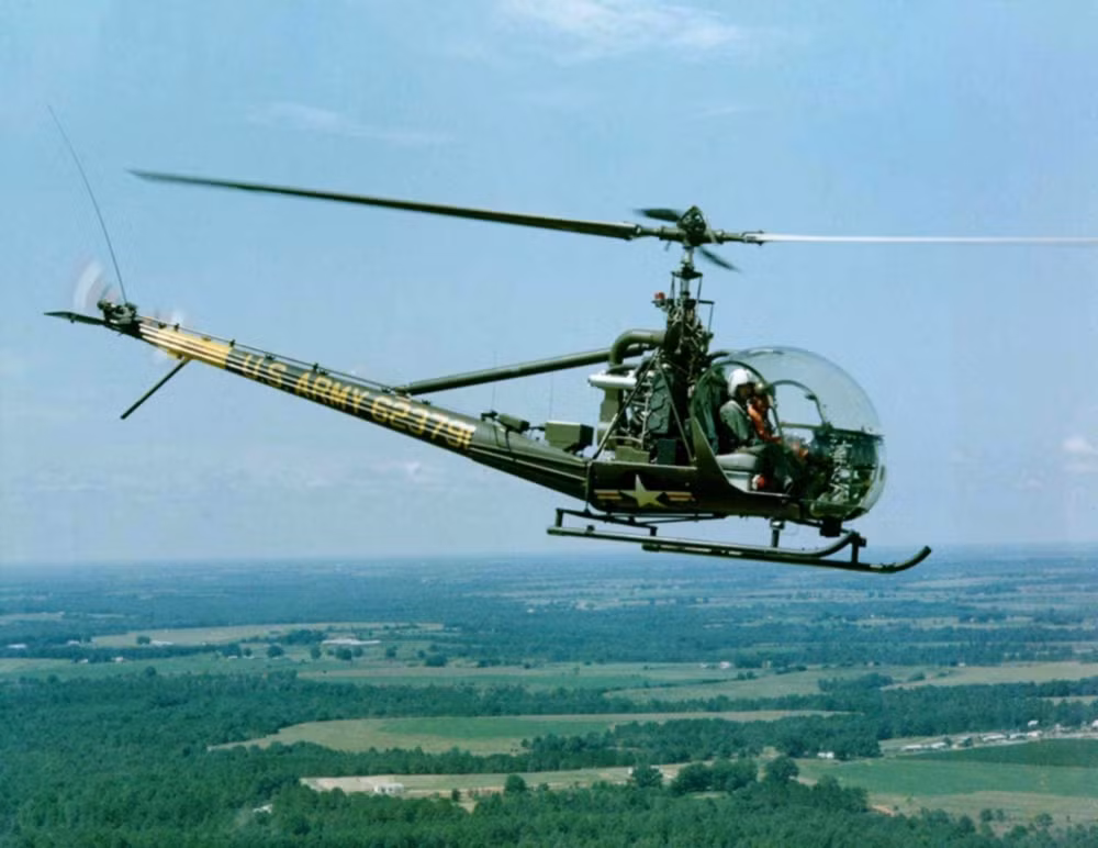 Hiller OH-23 Raven được sử dụng trong chiến tranh Việt Nam như một loại trực thăng hạng nhẹ làm nhiệm vụ trinh sát và dẫn đường. Được sản xuất từ năm 1948, đây là loại trực thăng hiếm hoi được sử dụng xuyên suốt từ chiến tranh Triều Tiên cho tới chiến tranh Việt Nam. Có tốc độ bay chỉ khoảng 153 km/h và kèm theo đó là kiểu thiết kế "mui trần", loại trực thăng này có thể bị bắn hạ dễ dàng bởi súng AK-47. Nguồn ảnh: Wiki.