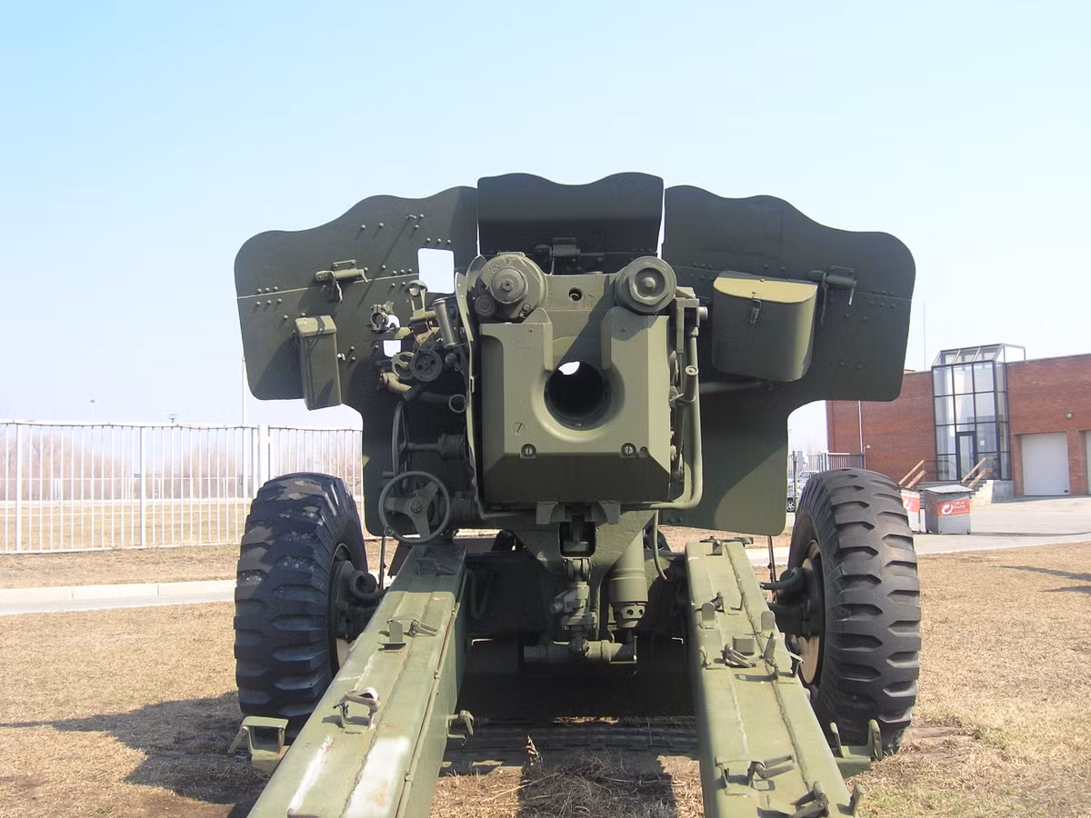 Pháo D20 sử dụng chung một khung với loại pháo mặt đất nòng dài D-74, được tăng cường 2 bánh xe nhỏ sau chân giá đỡ để có thể di chuyển cơ động hơn và xoay ngang pháo dễ dàng hơn. D20 cũng có 1 khiên bảo vệ cho tổ pháo. Pháo sử dụng 1 đầu giảm giật (muzzle brake) 2 lỗ thoát khí thuốc liều phóng. Nguồn ảnh: Wikimedia