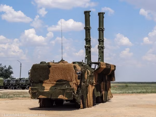 Đạn tên lửa R-500 bắt đầu được phát triển vào năm 1996, chúng được thiết kế dựa trên tên lửa hành trình RK-55 của Liên Xô. Loại tên lửa này theo kế hoạch được đưa vào phục vụ vào năm 1987, tuy nhiên do hiệp ước INF ký kết về việc giới hạn việc phát triển tên lửa tầm trung của Nga và Mỹ nên nó đã bị hủy bỏ. Nguồn ảnh: Gatestone Institute