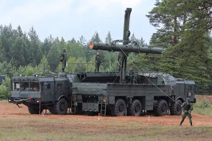 Trong hình là quá trình nạp đạn tên lửa cho xe phóng. Hệ thống cần cẩu trên xe mang đạn đang cẩu quả tên lửa nằm trong ống phóng sang xe mang phóng. Nguồn ảnh: Federation of American Scientists