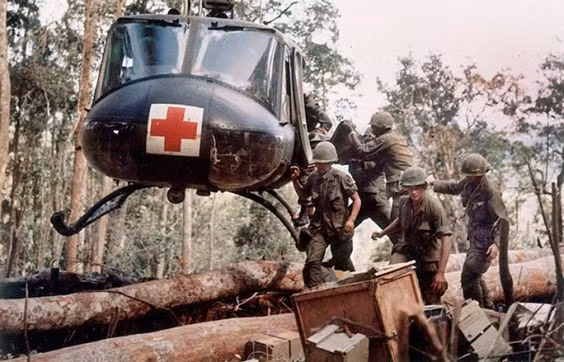 Lối đánh du kích của phía Quân giải phóng cũng làm cho binh lính Mỹ đau đầu tìm cách đối phó. Thương vong ngày một lớn, binh lính căng thẳng thần kinh do nỗi lo bị phục kích, dính bẫy luôn thường trực khiến nhuệ khí chiến đấu của lực lượng Mỹ và VNCH xuống rất thấp. Nguồn ảnh: Pinterest.