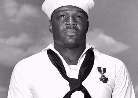 Doris Miller là người da màu đầu tiên nhận thưởng Huân chương Chữ thập Hải quân trong lịch sử Quân đội Mỹ. Ông vốn là đầu bếp nhưng đã dũng cảm chiến đấu trong trận Trân Châu Cảng và bắn hạ được máy bay địch. Sau khi nhận huân chương, ông tiếp tục phục vụ hải quân tới năm 1943 thì thiệt mạng khi tàu của ông bị Hải quân Nhật đánh đắm. Nguồn ảnh: WWII.