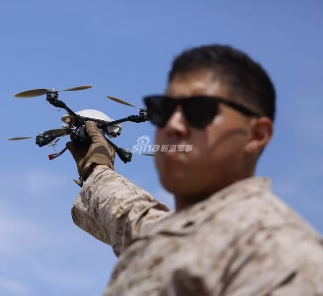 Trong tương lai, có thể công nghệ này sẽ sớm được phổ biến trong mọi lực lượng quân đội Mỹ với khả năng trang bị đại trà một cách nhanh chống, không cần tập huấn cách sử dụng vì cách điều khiển các loại flycam này là cực kỳ đơn giản. Nguồn ảnh: Sina.