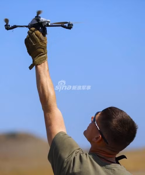 Với giá thành rất rẻ, chỉ vài ba trăm USD cho mỗi bộ, binh lính Mỹ có thể thoải mái "vứt đi" các máy bay không người lái này sau khi sử dụng xong mà không nhất thiết phải thu hồi lại loại khí tài này. Nguồn ảnh: Sina.