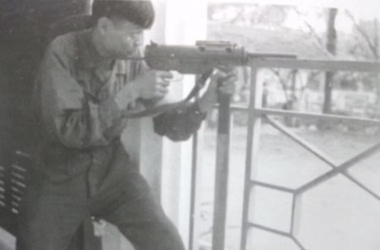 Súng tiểu liên M3, một trong những loại súng tiểu liên rẻ nhất, nhiều nhất và thành công nhất của Mỹ trong chiến tranh thế giới thứ hai cũng được phía ta sử dụng trong kháng chiến chống Pháp và chống Mỹ. Những khẩu súng này có xuất xứ là hàng Mỹ viện trợ cho Pháp giai đoạn 1946-1954, phía ta vừa đánh Pháp vừa tịch thu và sau khi Pháp rút đi thì ta chiếm được rất nhiều loại súng này trong các kho súng của Pháp ở Hà Nội và Hải Phòng. Nguồn ảnh: tư liệu