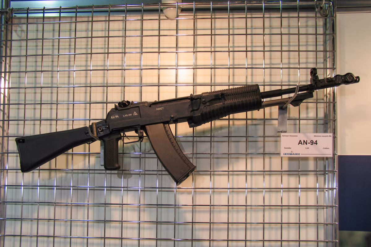 Súng có tốc độ bắn lên tới 1800 viên mỗi phút khi bắn ở chế độ 2 viên mỗi lần bóp cò, 600 viên mỗi phút khi bắn ở chế độ tự động hoàn toàn. Súng được trang bị các băng đạn loại 30, 45 và 60 viên. Nguồn ảnh: Gunrf.