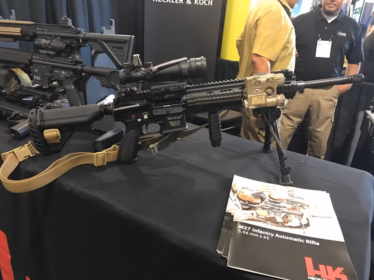 Súng máy chi viện hỏa lực M27 cỡ nòng 5,56mm của Thủy quân Lục chiến Mỹ. Súng có khả năng bắn chính xác rất cao, kết hợp với kính ngắm và thiết bị chỉ thị mục tiêu laser cho phép nâng tầm bắn xa hơn. Ảnh: Business Insider