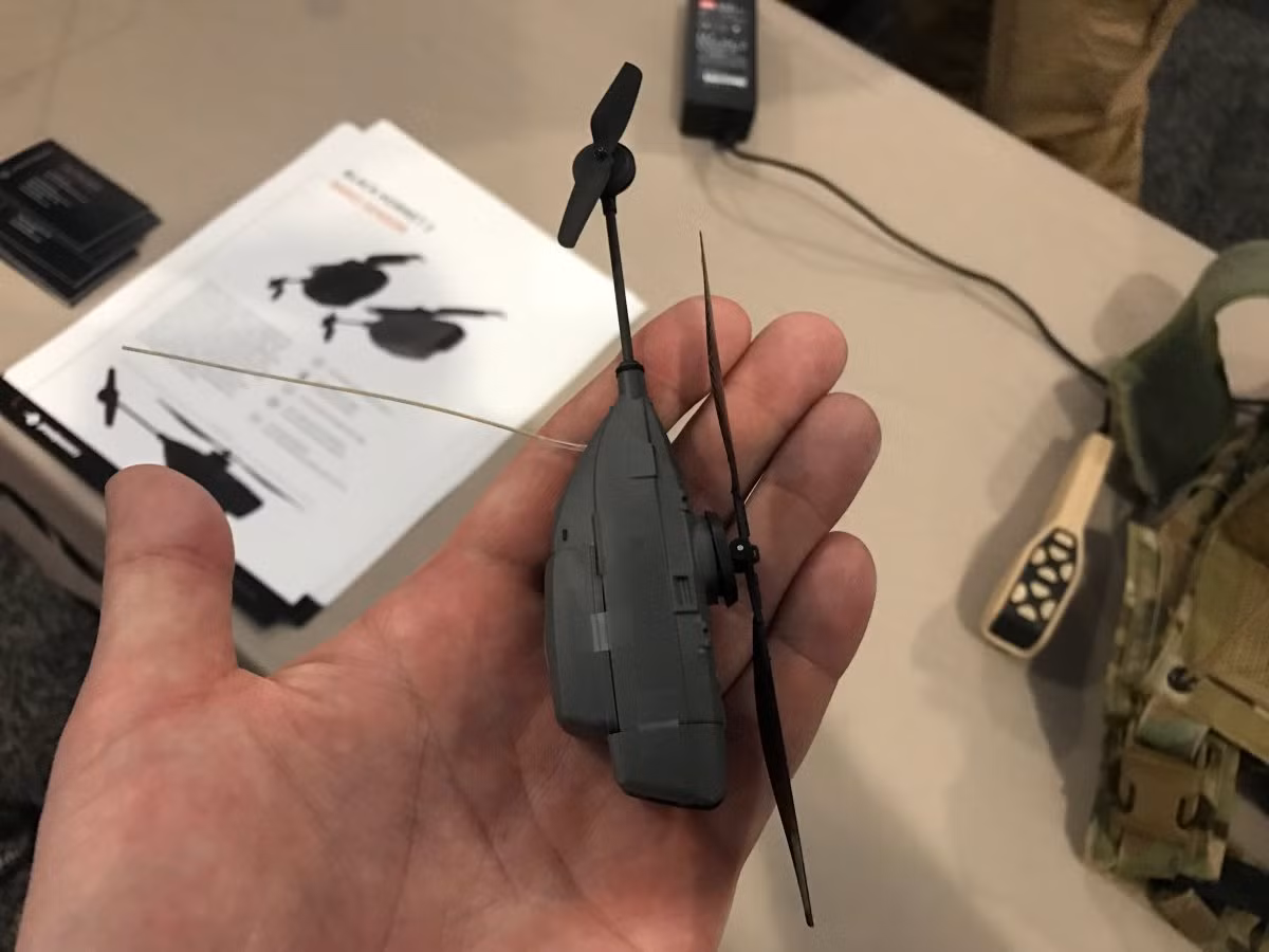 Một mẫu robot do thám trên không siêu nhỏ, nó được trang bị 3 camera truyền hình ảnh trực tiếp đến màn hình đeo trước ngực người lính. Ảnh: Business Insider