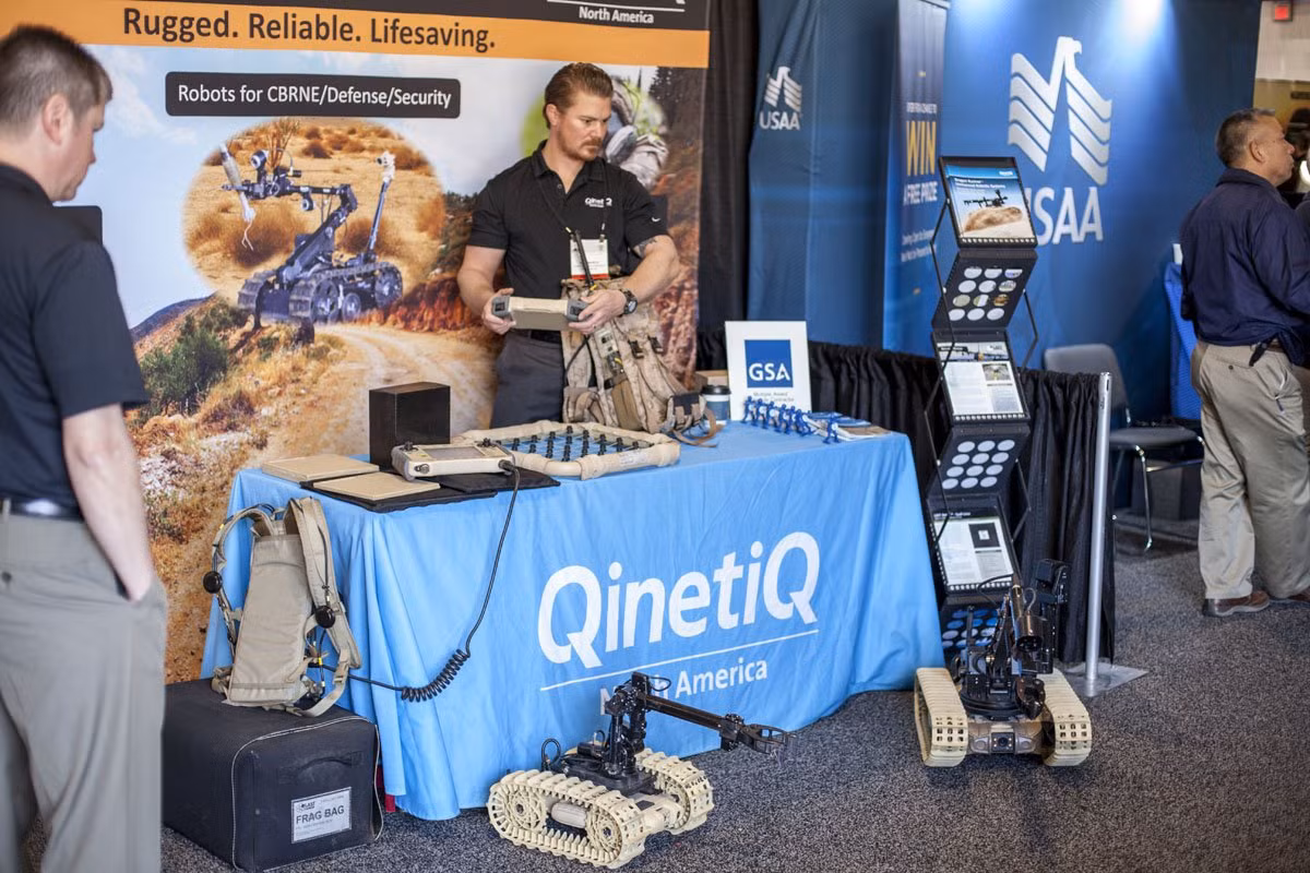Gian hàng các loại robot đa năng do công ty QinetiQ sản xuất. Chúng là những robot nhỏ gọn rất phù hợp với các hoạt động viễn chinh, các nhiệm vụ bí mật. Ảnh: Business Insider