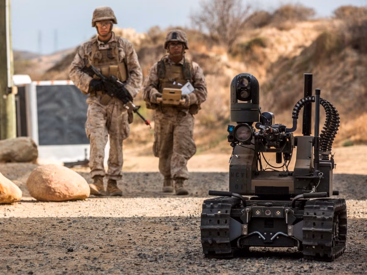 Bên cạnh các robot dò tìm mìn, vật liệu nổ, robot chiến đấu cũng được sử dụng rộng rãi hơn. Chúng sẽ làm nhiệm vụ trinh sát-chiến đấu phía trước giúp giảm thiểu thương vong cho binh lính. Ảnh: Business Insider