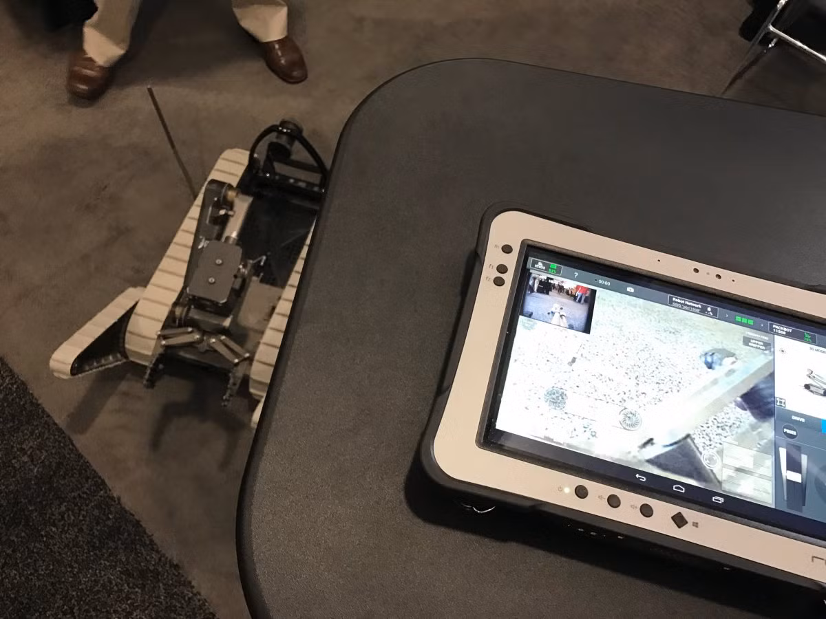 Người điều khiển quan sát và điều khiển mọi hoạt động của robot thông qua màn hình cầm tay. Ảnh: Business Insider