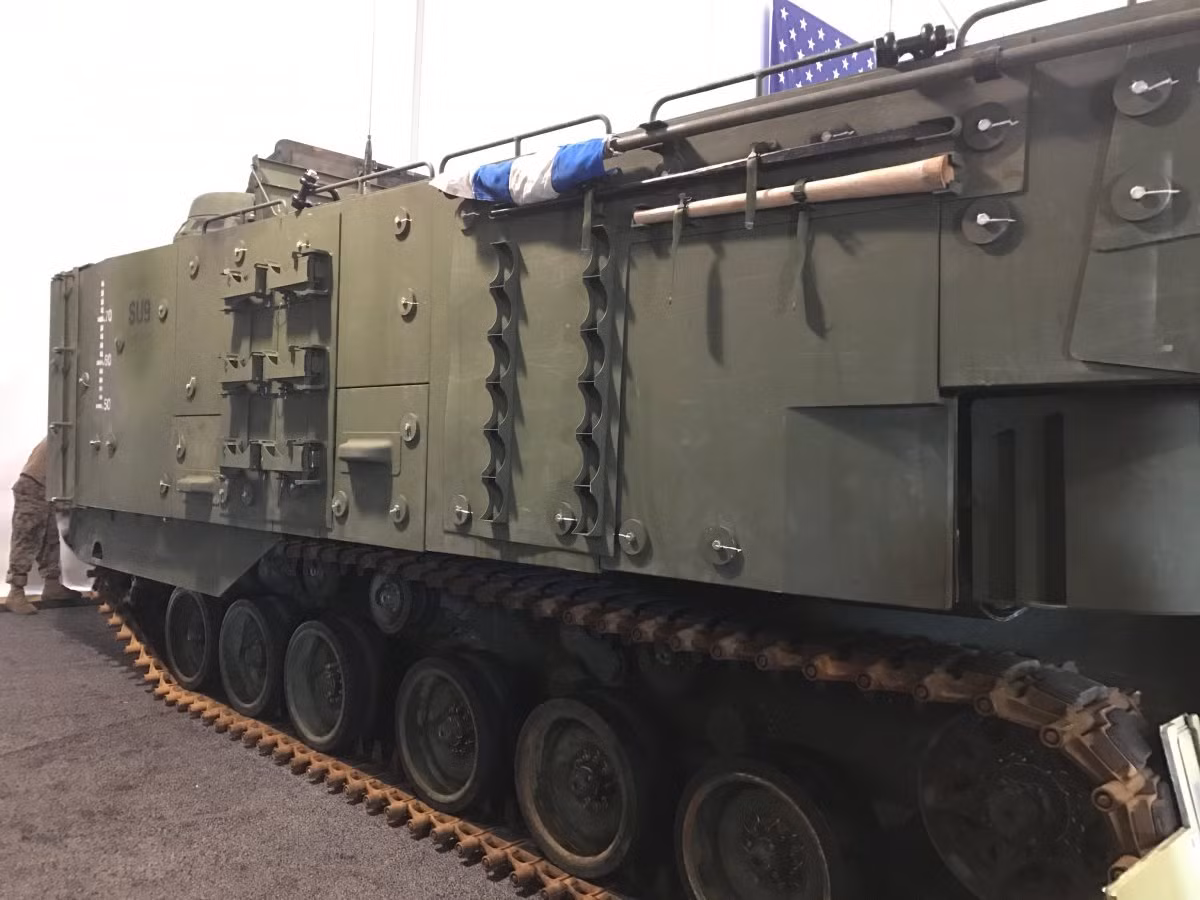 Xe đổ bộ tấn công AAV nâng cấp với hệ thống giáp bảo vệ tốt hơn. Hiện tại, AAV là phương tiện chiến đấu viễn chinh chủ lực của Thủy quân lục chiến Mỹ. Ảnh: Business Insider