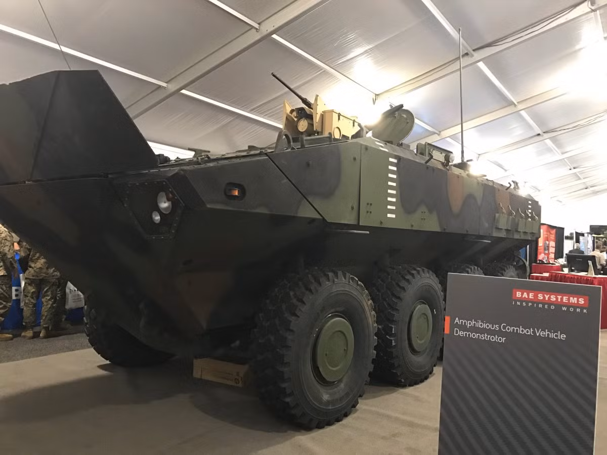 Mẫu xe thiết giáp chở quân lội nước ACV do tập đoàn BAE Systems, Anh chế tạo. Xe có thể chở theo 10 binh lính với đầy đủ trang bị từ tàu đổ bộ tiến vào bờ. Ảnh: Business Insider