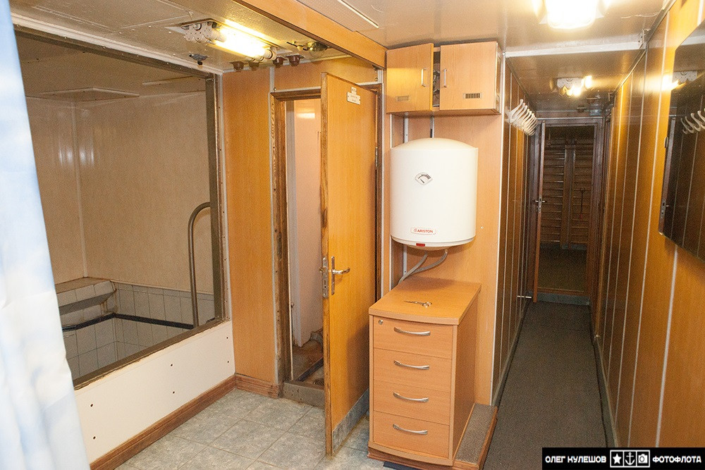 Phòng tắm được thiết kế cực kỳ gọn gàng, tiết kiệm diện tích và không gian. Nguồn ảnh: Ambien.