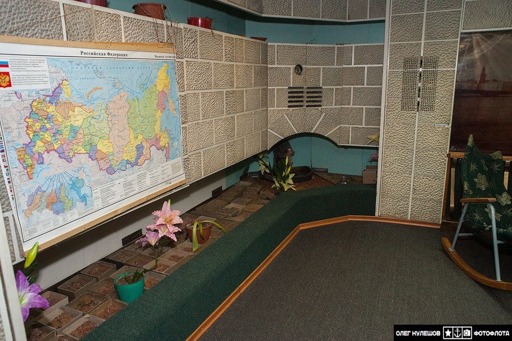 Phòng sinh hoạt chung trên tàu thậm chí còn có cả đất để trồng hoa. Nguồn ảnh: Ambien.