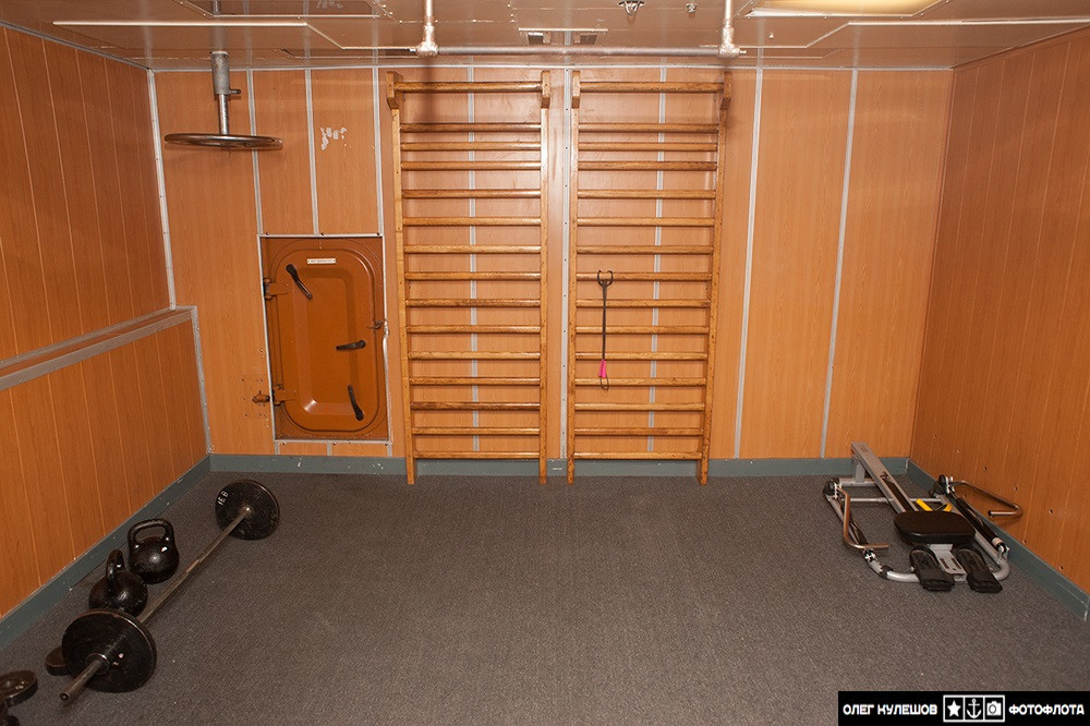 Thậm chí còn có hẳn một khu vực nhỏ dành riêng cho các thủy thủ đoàn và sỹ quan tập luyện thể hình. Nguồn ảnh: Ambien.