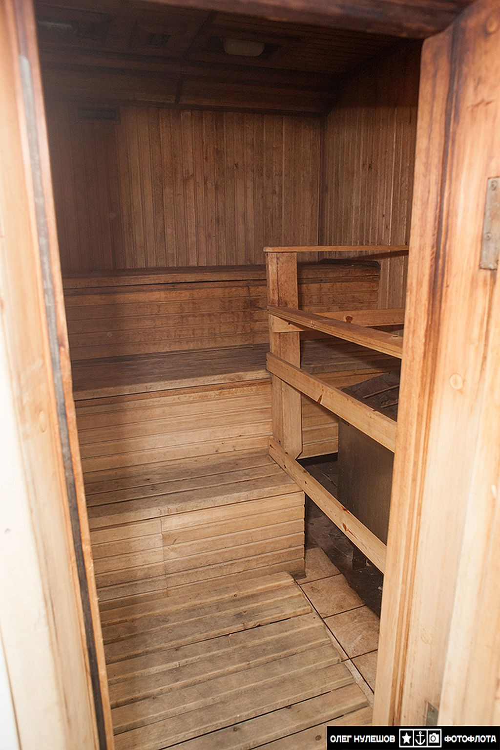 Phòng xông hơi trên tàu, phòng này có thể đủ chỗ cho khoảng 5 người cùng lúc. Toàn bộ phòng xông hơi được làm bằng gỗ, giống hệt với các phòng xông hơi bình thường khác trên đất liền. Nguồn ảnh: Ambien.