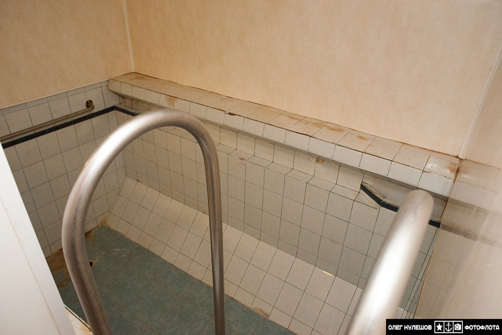 Cận cảnh bể bơi trên tàu ngầm Typhoon. Bể bơi này có thể đủ sức chứa một lúc 5 tới 6 thủy thủ, tất nhiên với diện tích nhỏ như thế này, bể bơi này chỉ là nơi các thủy thủ ngâm mình. Nguồn ảnh: Ambien.