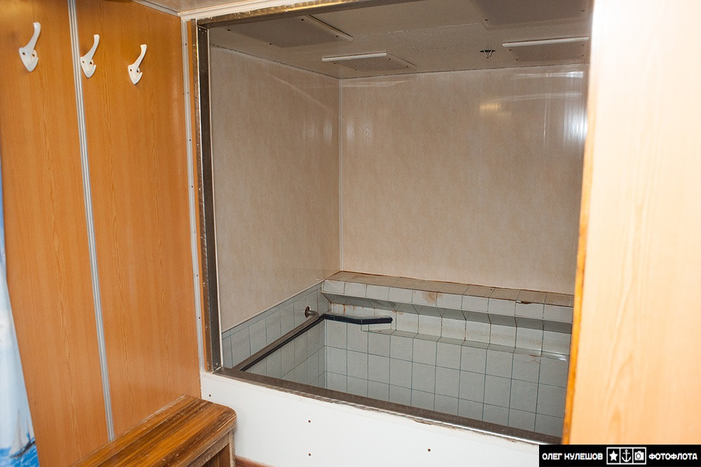 Bên trong phòng tắm này còn có một bể bơi sâu tới 2 mét để thủy thủ đoàn có thể tắm nước ngọt ngay ở bên trong tàu ngầm. Nguồn ảnh: Ambien.