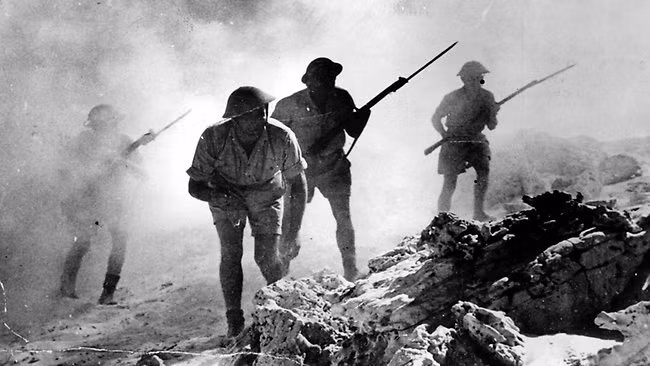 Trong điều kiện chiến đấu dưới cái nắng nóng của bắc Phi, mỗi người lính có thể uống tới 4 lít nước mỗi ngày, chính vì vậy, ngoài việc cung cấp đủ đạn dược, lương thực, thuốc men, lực lượng hậu cần của Quân Đồng Minh trên chiến trường bắc Phi còn phải rất vất vả để có thể "tiếp nước" đầy đủ cho binh lính Anh trên chiến trường. Nguồn ảnh: Alamen.