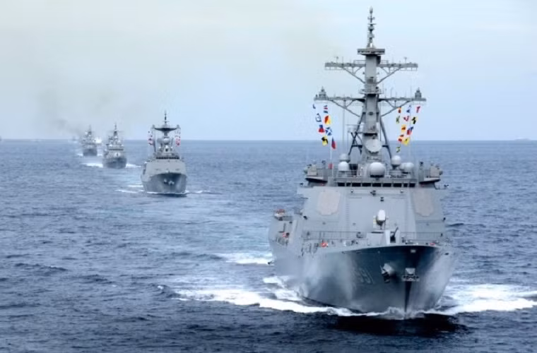 Như vậy, với việc biên chế các tàu khu trục KDX-3 và KDX-2, cho phép Hải quân Hàn Quốc tiến hành nhiều hoạt động viễn chính, bảo vệ tầm xa cho các tuyến đường biển và tung phóng sức mạnh ra khu vực biển xa. Sức mạnh của các tàu chiến này đủ sức đánh chặn các loại tên lửa tầm trung và tầm ngắn của đối phương nếu như có tình huống tác chiến xảy ra trong tương lai. Nguồn ảnh: Reddit.