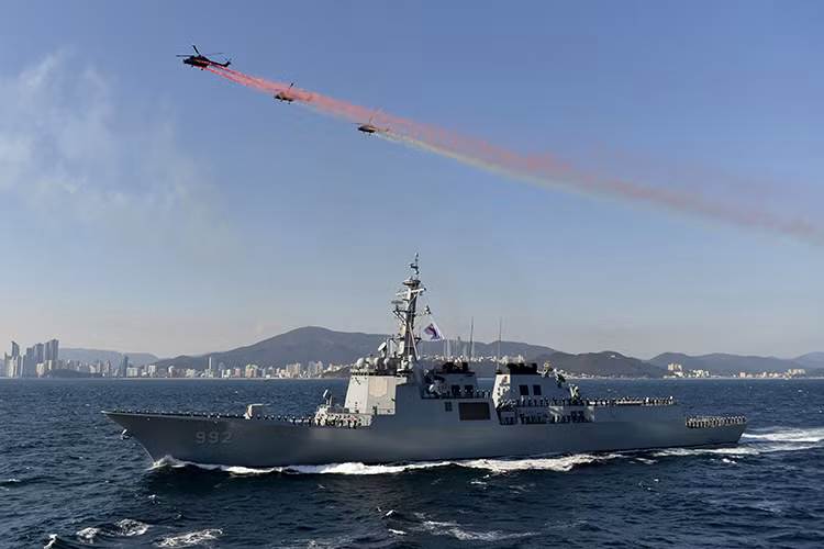 Một nhiệm vụ khác nữa của KDX-3 đó chính là chi viện cho Trung tâm tác chiến không quân hải quân, điều khiển tất cả các máy bay chiến thuật hoạt động trên biển. Hải quân Hàn Quốc khẳng định, với các tính năng kỹ chiến thuật hiện đại, tàu khu trục lớp KDX-3 hoàn toàn có khả năng bảo vệ vùng biển Hàn Quốc khỏi tất cả các mối đe dọa từ trên không, trên biển và dưới mặt biển. Nguồn ảnh: Reddit.