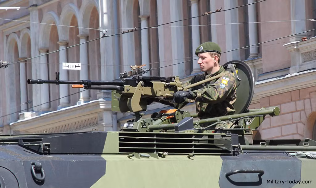 Súng có hai biến thể, biến thể thông thường có báng và biến thể trang bị trên xe quân sự và tàu chiến không có báng mang tên NSVT. Nguồn ảnh: Military Today