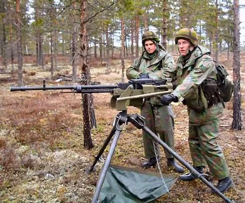 Khi sử dụng bệ chống 3 chân trong lượng súng tăng lên 41kg, điều này đồng nghĩa với việc kíp chiến đấu tối thiểu phải là hai binh sĩ. Nguồn ảnh: generalequipment