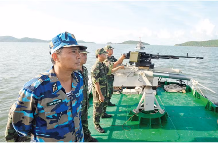 Nếu như trang bị súng máy hạng nặng tiêu chuẩn của phương Tây trên xe tăng, xe bọc thép, tàu chiến hiện nay là khẩu M2HB thì Nga và khối Đông Âu, và các nước có truyền thống dùng vũ khí có nguồn gốc từ Liên Xô trước đây và Nga ngày nay lại dùng khẩu súng máy hiện đại NSV. Nguồn ảnh: Cảnh sát biển