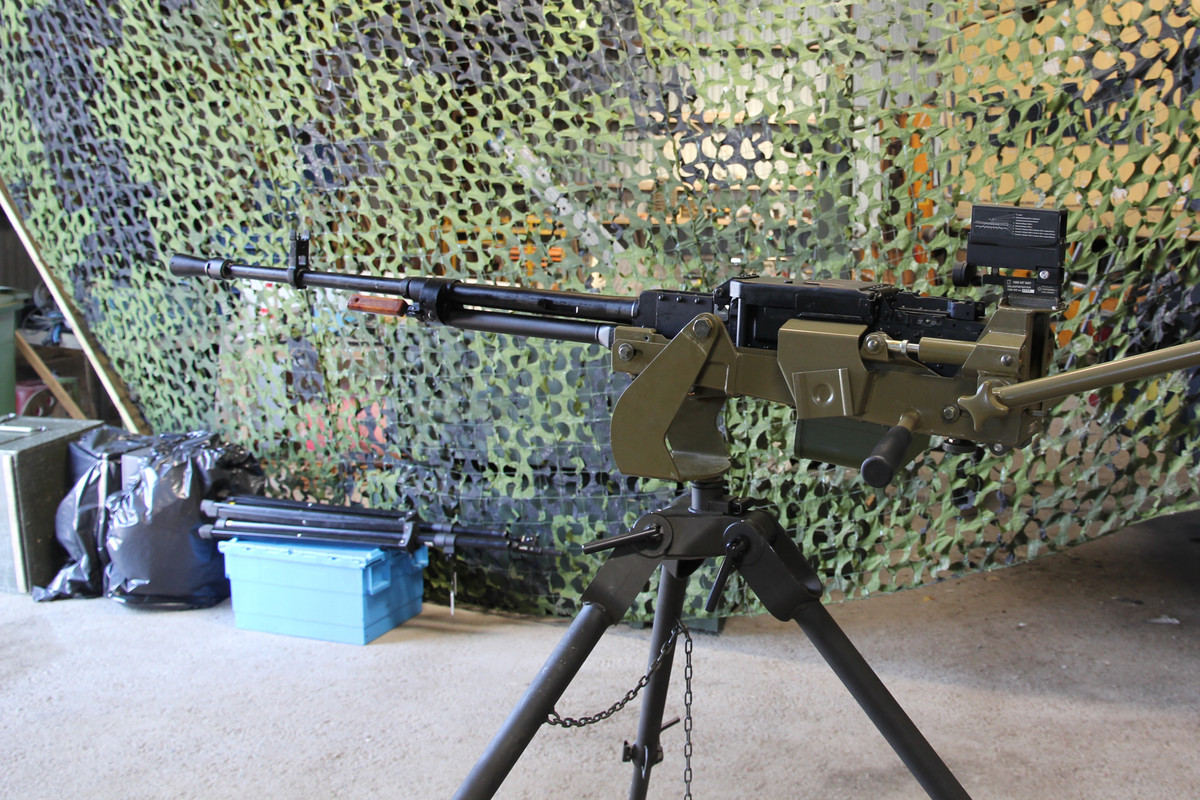 Thiết kế súng có tay cầm phụ đằng trước giúp cho việc di chuyển súng một cách dễ dàng. Nguồn ảnh: commons