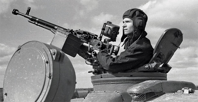 NSV là khẩu súng máy hạng nặng được thiết kế để thay thế huyền thoại DShK vốn được thiết kế từ thế chiến thứ nhất. Trong hình là khẩu DShK cỡ nòng 12,7mm trang bị trên xe tăng. Nguồn ảnh: Small Arms Defense Journal