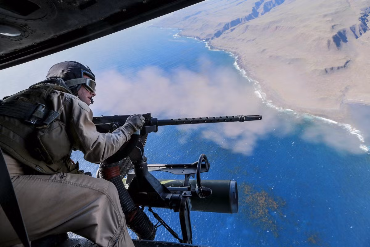 Còn nếu không muốn vướng bận bất cứ điều gì, chỉ muốn chuyên tâm vào việc ngắm cảnh và... hóng gió thì vị trí xạ thủ súng máy hông sẽ rất phù hợp với bạn. Nguồn ảnh: BI.