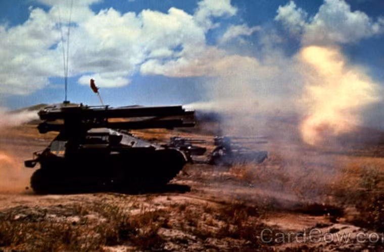 Tuy nhiên, M50 Ontos không phải là không có điểm yếu. Khẩu pháo tự hành này bắt buộc người điều khiển phải nạp đạn từ bên ngoài xe. Điều đó đồng nghĩa với việc giữa chiến trường ác liệt, người lính sẽ phải trèo ra ngoài nạp 6 viên đạn cho 6 khẩu pháo này-điều cực kỳ nguy hiểm. Nguồn ảnh: Carcow.