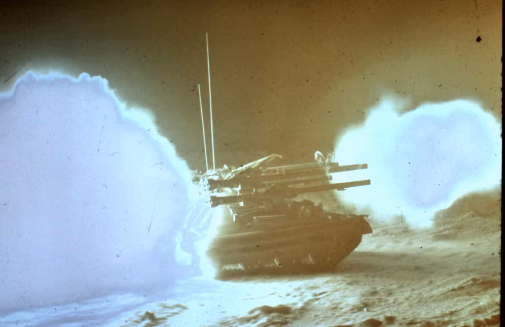 Trong trận chiến ở Huế năm 1968, phía Mỹ đã sử dụng một loạt các pháo tự hành M50 Ontos tham chiến. Những khẩu pháo này đứng từ bờ bên này sông Hương, khai hỏa sang các vị trí của Quân Giải phóng miền Nam phía bên kia sông Hương dựa vào chỉ điểm của bộ binh Mỹ và các máy bay trinh sát tầm gần, gây thiệt hại rất lớn cho phía quân ta vì phía ta không có loại vũ khí tương tự để đáp trả được sang phía bên kia bờ sông Hương. Nguồn ảnh: Pinterest.