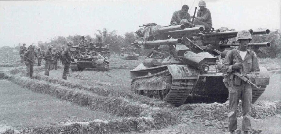 Vào giai đoạn đó, phía Mỹ nhật xét rằng, Quân giải phóng miền Nam sẽ rất khó có thể triển khai được một trận đánh lớn với xe tăng, thiết giáp ở miền Nam Việt Nam. Việc Mỹ triển khai các khẩu pháo tự hành M50 Ontos tới Việt Nam thực chất không phải để thực hiện nhiệm vụ chống tăng mà chỉ là để thực hiện nhiệm vụ càn quét, sử dụng hỏa lực mạnh để áp đảo quân giải phóng, quân du kích. Nguồn ảnh: Chive.