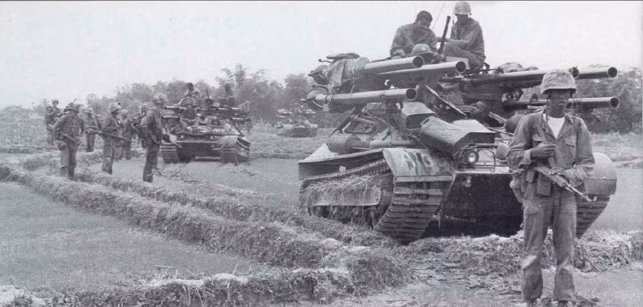 Vào giai đoạn đó, phía Mỹ nhật xét rằng, Quân giải phóng miền Nam sẽ rất khó có thể triển khai được một trận đánh lớn với xe tăng, thiết giáp ở miền Nam Việt Nam. Việc Mỹ triển khai các khẩu pháo tự hành M50 Ontos tới Việt Nam thực chất không phải để thực hiện nhiệm vụ chống tăng mà chỉ là để thực hiện nhiệm vụ càn quét, sử dụng hỏa lực mạnh để áp đảo quân giải phóng, quân du kích. Nguồn ảnh: Chive.