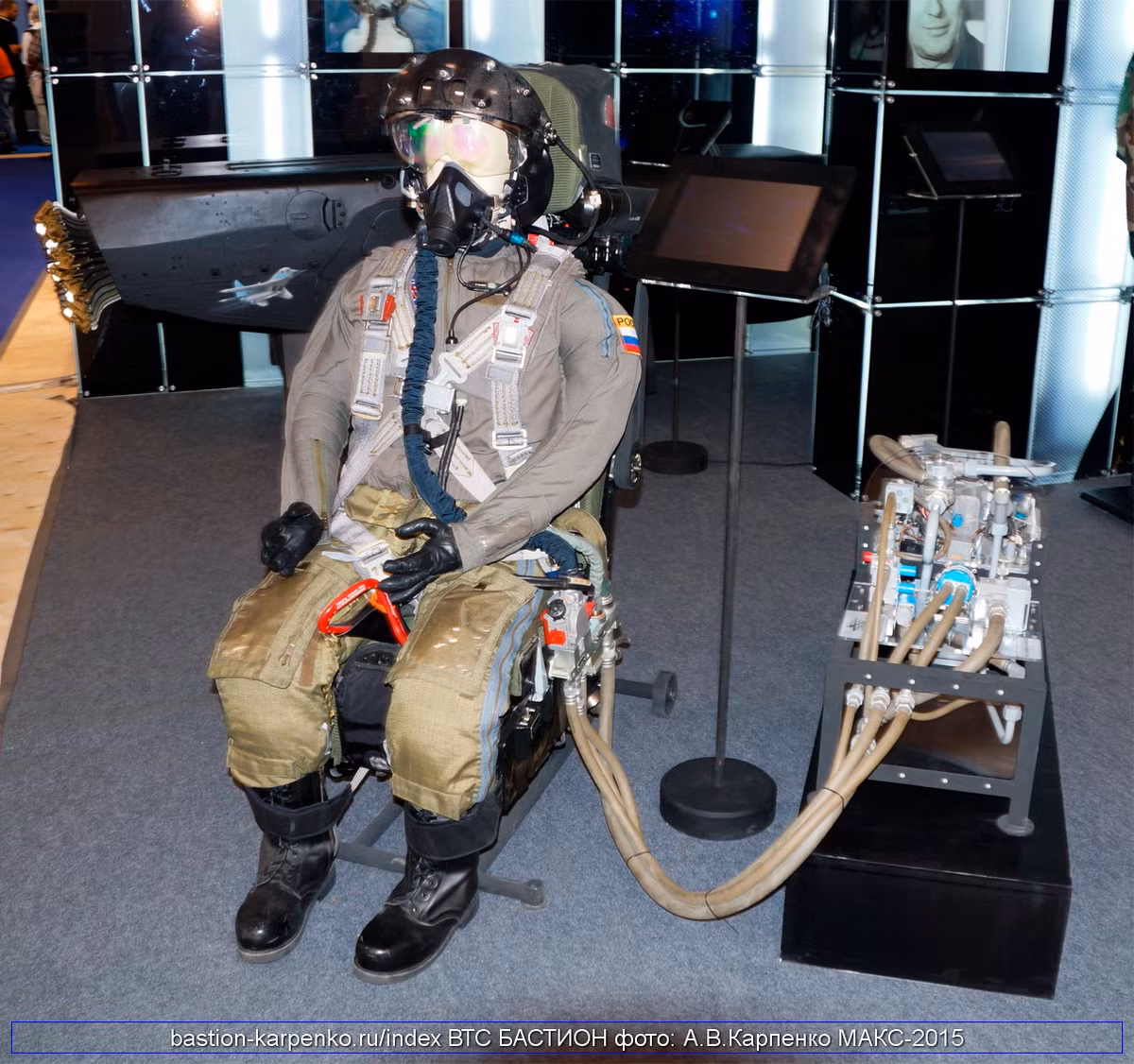 Cũng theo Tass hôm 11/1, đối với phi công PAK FA, các nhà thiết kế đã chế tạo thành công bộ quần áo kháng áp thế hệ mới được thiết kế cho các phi công máy bay chiến đấu thế hệ thứ năm của Nga, Sukhoi T-50. Nguồn ảnh: Bastion